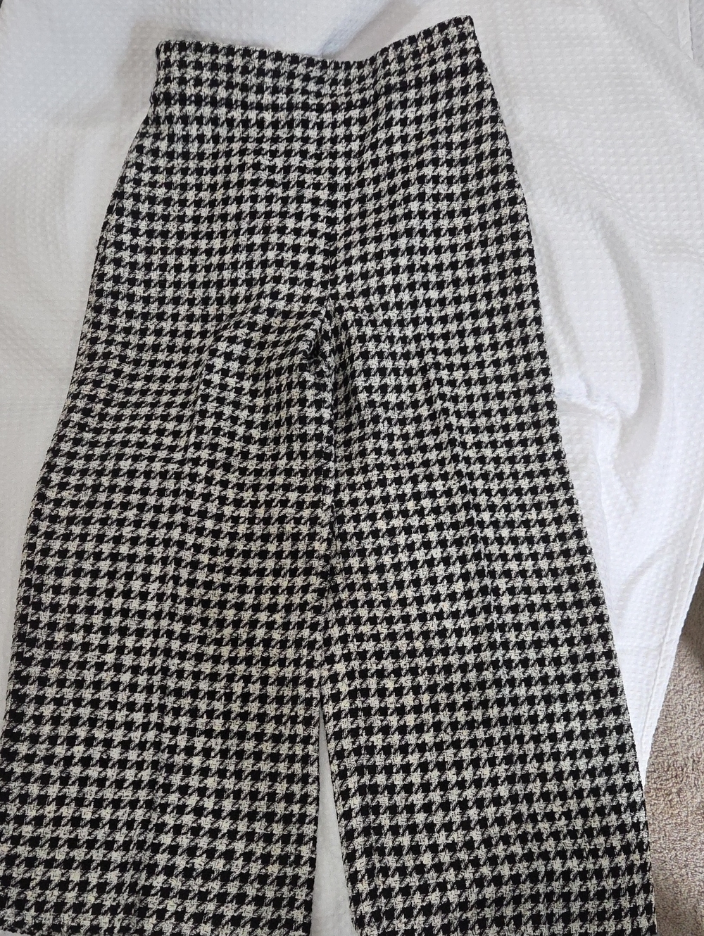 Zara Women's Black and White Houndstooth Dress Pants